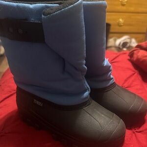 Tundra Kids Blue and Black Boots